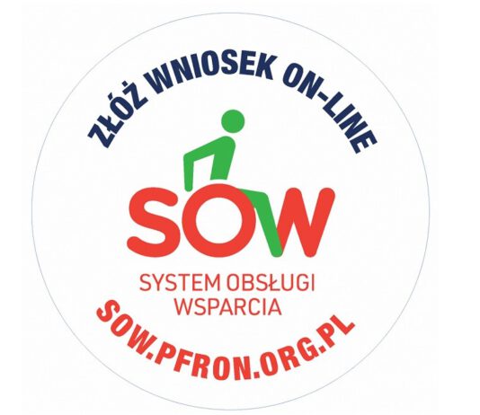 Okrągły obraz, w centrum którego widać napis SOW wykonany za pomocą czerwonych liter. Litera „o” jest stylizowana na kółko wózka inwalidzkiego, na którym widzimy sylwetkę osoby niepełnosprawnej w zielonym kolorze. Poniżej napis „System Obsługi Wsparcia”. Na górze obrazu, ciemnogranatowy napis biegnący łukiem „Złóż wniosek on-line”, a na dole, symetrycznie do niego czerwony adres internetowy „SOW.PFRON.ORG.PL”.