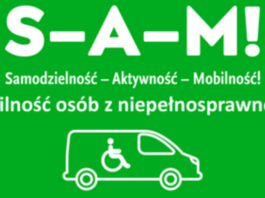 na zielonym tle widać biały napis S-A-M oznaczający skrót od słów samodzielność, aktywność, mobilność, a pod nim również biały napis samodzielność osób z niepełnosprawnościami.