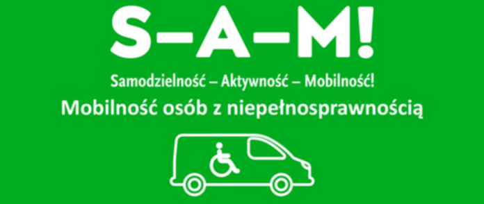 na zielonym tle widać biały napis S-A-M oznaczający skrót od słów samodzielność, aktywność, mobilność, a pod nim również biały napis samodzielność osób z niepełnosprawnościami.