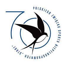 na ilustracji jest widoczne logo nawiązujące do 70 urodzin polskiego związku sportu niepełnosprawnych. na środku widoczny jest czarny ptak na tle niebieskiego zera. z lewej strony znajduje się również niebieskie siedem. z prawej strony wokół zera jest niebieski napis o treści niebieskiego związku sportu niepełnosprawnych START.