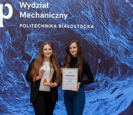 na zdjęciu znajdują sie dwie studentki politechniki białostockiej trzymajac dyplom oraz statuetke