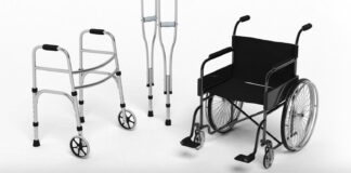 od lewej balkonik rehabilitacyjny, na środku kule ortopedyczne, po prawej wózek inwalidzki