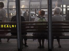 osoby siedzące plecami na przystanku autobusowym w lewej stronie zdjęcia widnieje żółty napis nieidealni