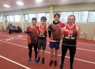 na zdjęciu znajduje się czterech zawodników STARTu Białystok, znajdują sie na hali sportowej