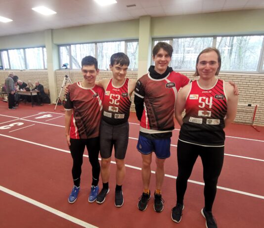 na zdjęciu znajduje się czterech zawodników STARTu Białystok, znajdują sie na hali sportowej