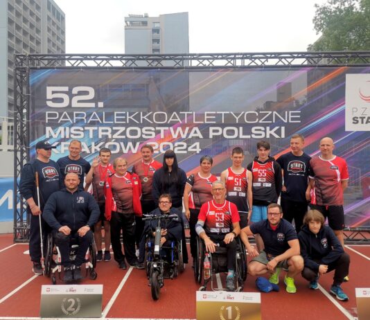 zdjęcie przedstawia zawodników staru białystok na zawodach lekkoatletycznych