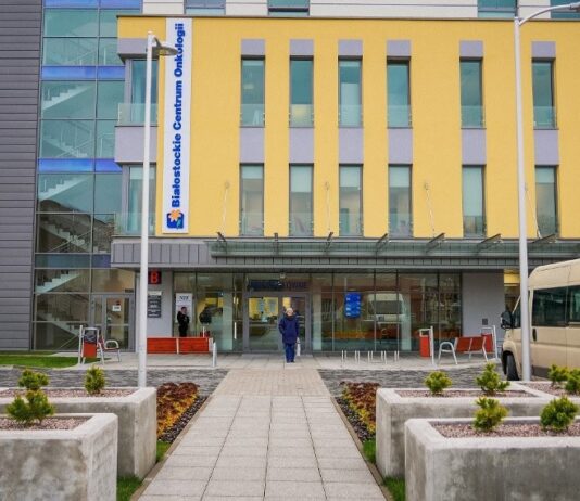 zdjęcie przedstawia wejście do białostockiego centrum onkologii
