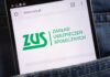 na zdjęciu znajduje się telefon komórkowy na którego ekranie wyświetla sie strona ZUSpl