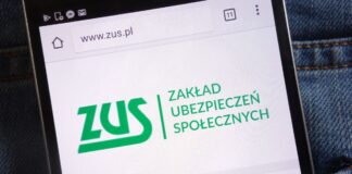 na zdjęciu znajduje się telefon komórkowy na którego ekranie wyświetla sie strona ZUSpl