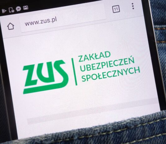 na zdjęciu znajduje się telefon komórkowy na którego ekranie wyświetla sie strona ZUSpl