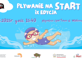 Plakat promujący IX edycję wydarzenia „Pływanie na Start”, które odbędzie się 31 maja 2025 roku o godzinie 15:40 na Pływalni Sportowej w Białymstoku, przy ul. Włókienniczej 4. Na środku grafiki znajduje się rysunkowa postać uśmiechniętego dziecka w okularach pływackich i czepku, pływającego w wodzie. W tle niebieska, animowana tafla wody. U góry widoczne logo START Białystok, a na dole logotypy partnerów wydarzenia: PFRON, Miasto Białystok, Województwo Podlaskie, Ministerstwo Sportu i Turystyki oraz PZSN Start.