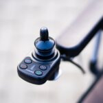 na zdjęciu znajduje się czarny joystick od elektrycznego wózka inwalidzkiego