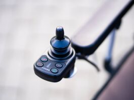 na zdjęciu znajduje się czarny joystick od elektrycznego wózka inwalidzkiego