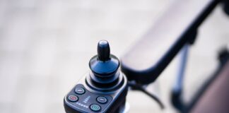 na zdjęciu znajduje się czarny joystick od elektrycznego wózka inwalidzkiego