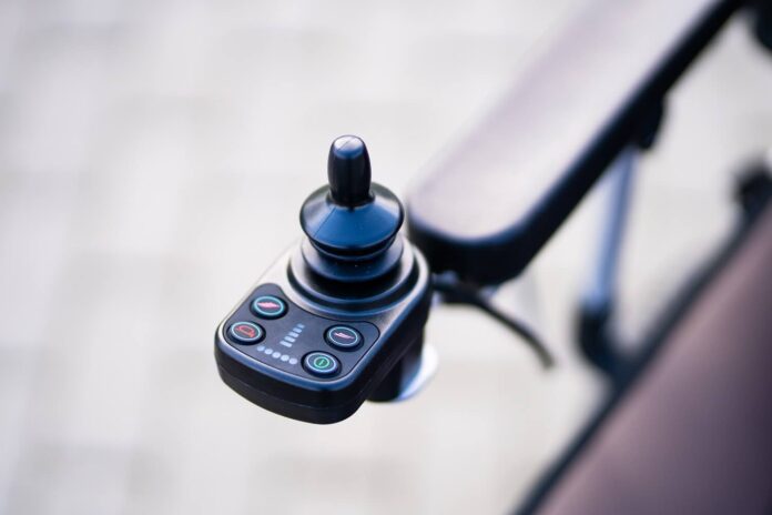 na zdjęciu znajduje się czarny joystick od elektrycznego wózka inwalidzkiego