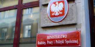 godło Polski , poniżej czerwona tabliczka z napisem Ministerstwo Rodziny i Polityki Społecznej