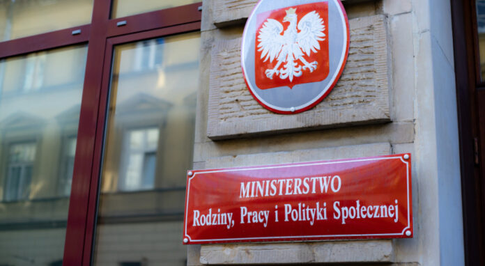 ministerstwo_rodziny_i_Polityki godło Polski , poniżej czerwona tabliczka z napisem Ministerstwo Rodziny i Polityki Społecznej