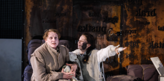 „Matka Courage i jej dzieci” – spektakl dostępny dla osób z niepełnosprawnościami Scena ze spektaklu „Matka Courage i jej dzieci” w Teatrze Dramatycznym im. Aleksandra Węgierki w Białymstoku. Dwie aktorki w kostiumach siedzą na scenie, a jedna z nich wyciąga rękę w dramatycznym geście.