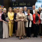 Przedstawiciele władz Województwa Podlaskiego oraz organizacji pozarządowych podczas podpisywania umów na dofinansowanie projektów wspierających osoby z niepełnosprawnościami.