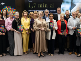 Przedstawiciele władz Województwa Podlaskiego oraz organizacji pozarządowych podczas podpisywania umów na dofinansowanie projektów wspierających osoby z niepełnosprawnościami.