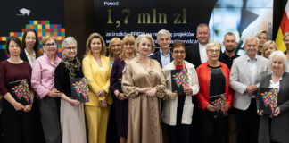 Przedstawiciele władz Województwa Podlaskiego oraz organizacji pozarządowych podczas podpisywania umów na dofinansowanie projektów wspierających osoby z niepełnosprawnościami.