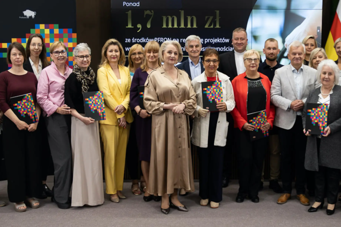 Przedstawiciele władz Województwa Podlaskiego oraz organizacji pozarządowych podczas podpisywania umów na dofinansowanie projektów wspierających osoby z niepełnosprawnościami.