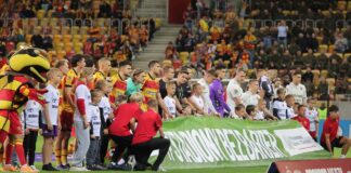 Kibice z niepełnosprawnościami podczas akcji Stadiony Bez Barier na meczu Jagiellonii Białystok