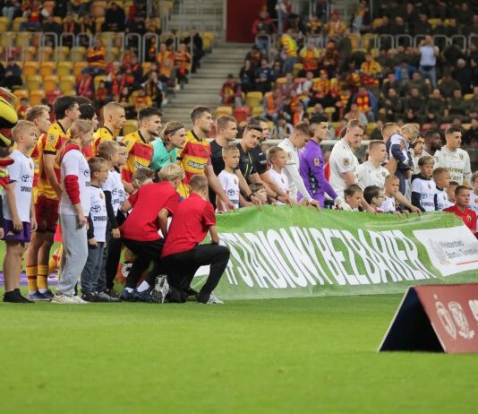 Kibice z niepełnosprawnościami podczas akcji Stadiony Bez Barier na meczu Jagiellonii Białystok
